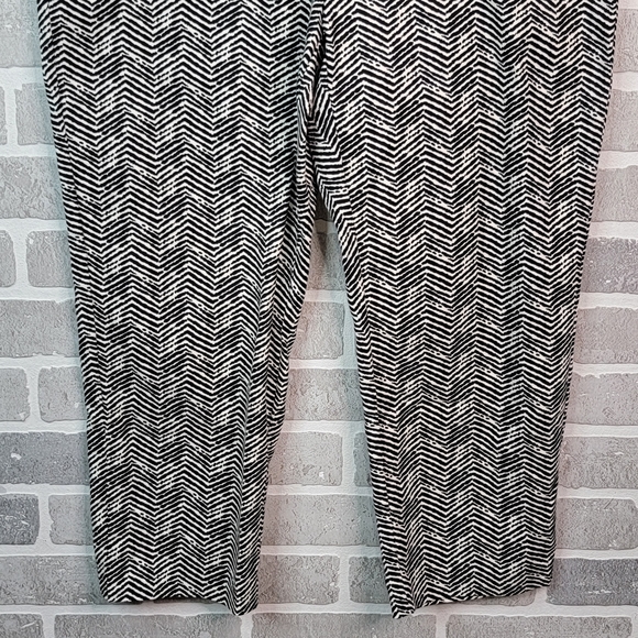 Chico's Crop Zebra Style Print Crop Leg Caucho Capri Pants Women's Size 1 - Picture 5 of 16